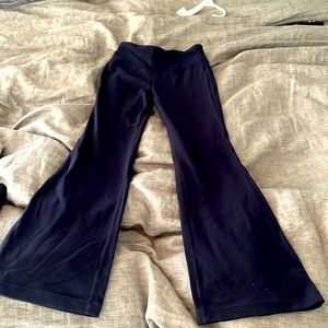 These Lululemon/Athleta flared leggings are super cute and trendy. Size L/12